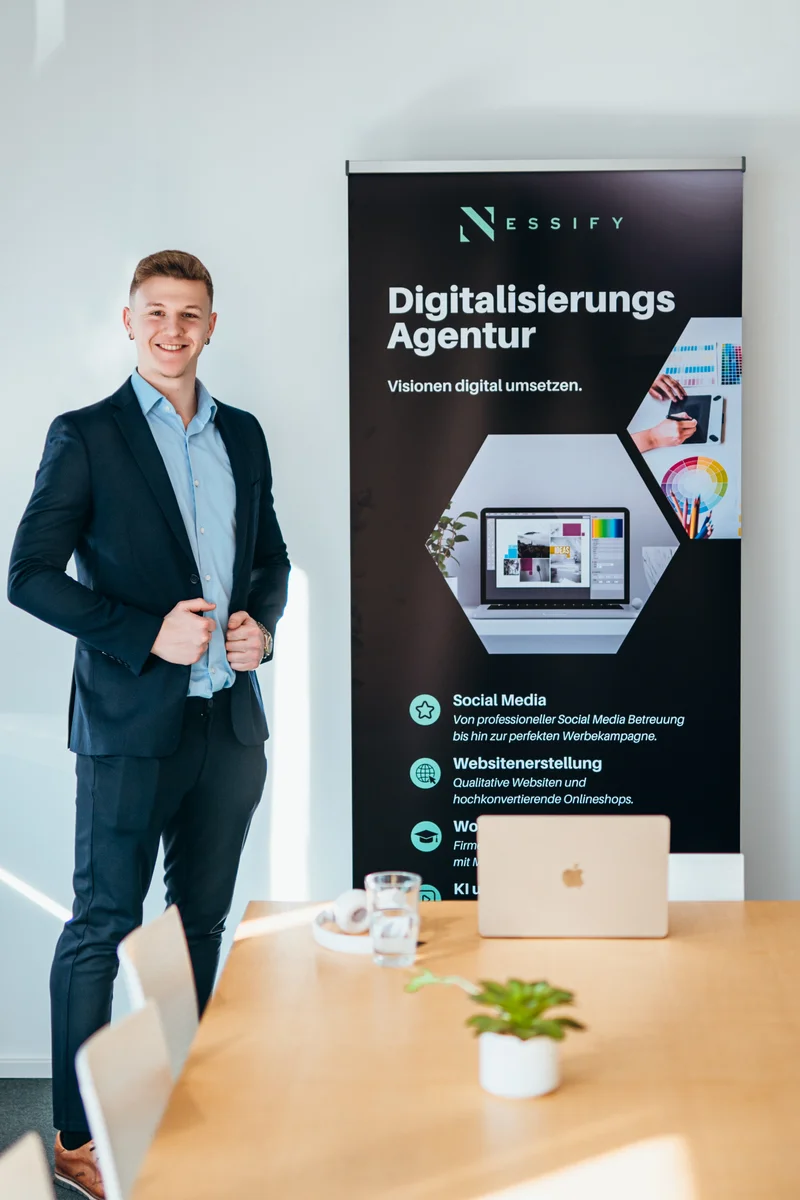 RawmanPictures - Sebastian Schiefermayr | Bussines-Shooting Nessify | Junger Business-Profi vor Agentur-Display, Digitalisierung, Webdesign, Social Media, innovativ.