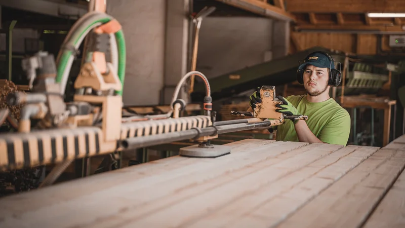 RawmanPictures - Sebastian Schiefermayr | Sägewerk Löberbauer | Industrielle Holzverarbeitung: Moderne Technik und Präzision in der Fertigung.