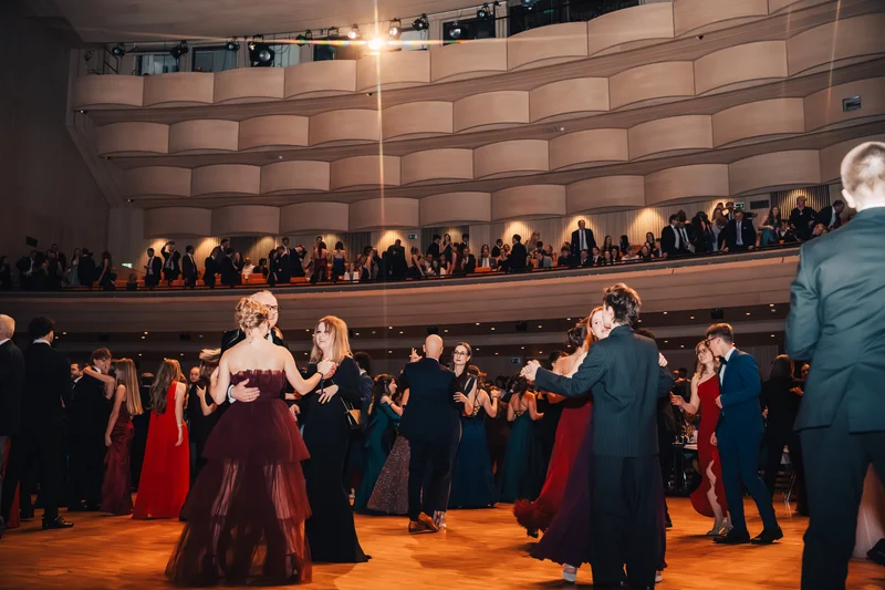 RawmanPictures - Sebastian Schiefermayr | Maturaball HTL1 | Eleganter Ballabend mit tanzenden Paaren im festlichen Saal, Eventfotografie.