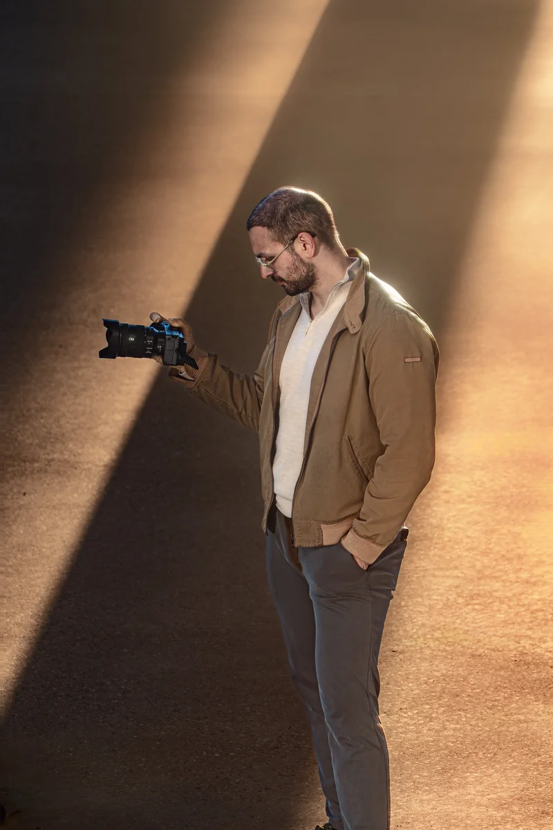 RawmanPictures - Sebastian Schiefermayr | Fotowalk Burhan | <![CDATA[Fotograf in stimmungsvollem Sonnenlicht mit Kamera für authentische Porträtszenen.]]>
