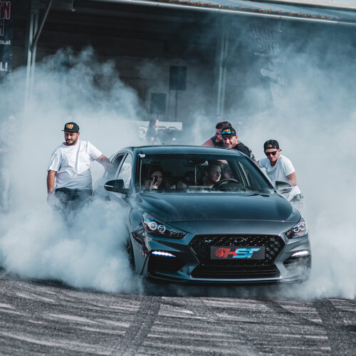 RawmanPictures - Sebastian Schiefermayr | Russnsoda Summer Closing | Drift-Rennen-Action: Sportwagen umgeben von rauchenden Reifen bei aufregendem Car-Event.
