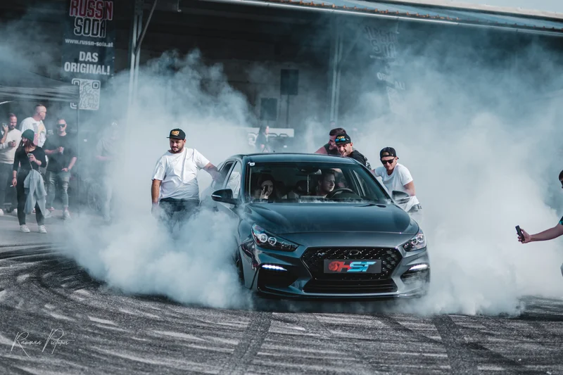 RawmanPictures - Sebastian Schiefermayr | Russnsoda Summer Closing | Drift-Rennen-Action: Sportwagen umgeben von rauchenden Reifen bei aufregendem Car-Event.