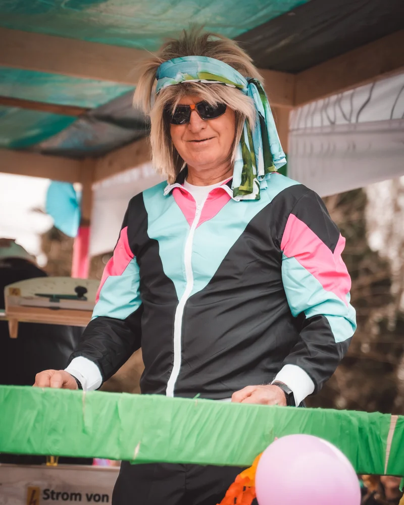 RawmanPictures - Sebastian Schiefermayr | Faschingsumzug Weißkirchen | Bunter Karnevalslook, kreative Festivalverkleidung für fröhliche Events und Straßenfeste.