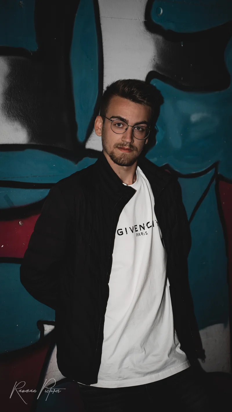 RawmanPictures - Sebastian Schiefermayr | Shooting Philipp B. | Streetstyle Portrait mit Graffiti-Hintergrund: Urbanes Modefotoshooting.