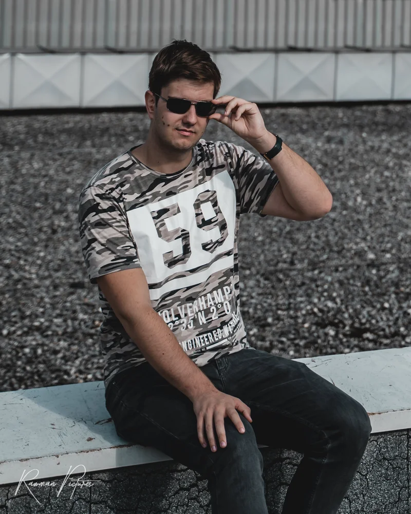 RawmanPictures - Sebastian Schiefermayr | Shooting Fabian K. | Urbaner Portrait-Look: Lässiger Stil mit Sonnenbrille und Tarnshirt. Perfekt für moderne Fotografen.