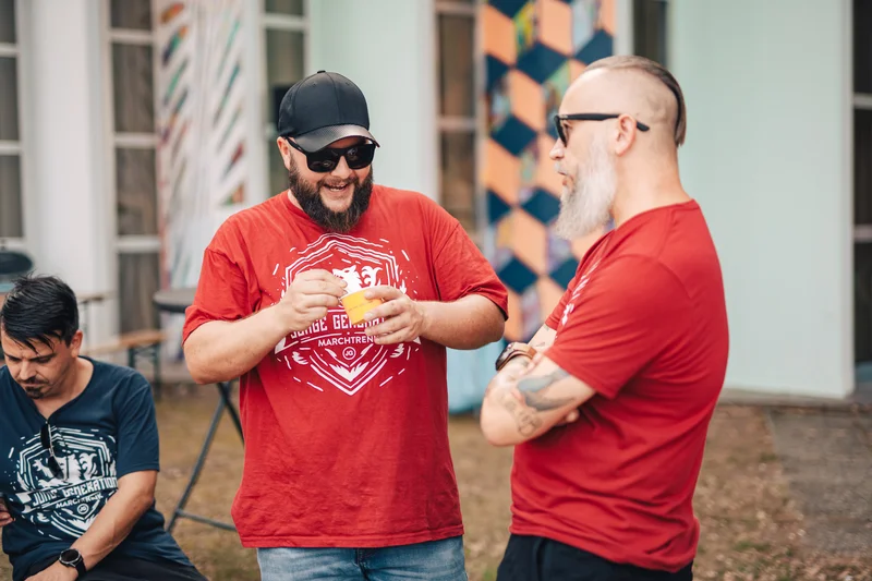 RawmanPictures - Sebastian Schiefermayr | Sommereisdisco | Fröhliches Treffen bei Musikfestival, lebendige Sommerstimmung, entspannte Outdoor-Atmosphäre.
