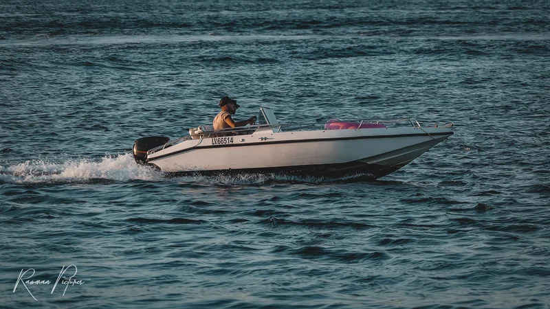 RawmanPictures - Sebastian Schiefermayr | Chioggia 2022 | Motorboot auf See im Sonnenuntergang, perfekte Wellenfahrt. Actionreiche Wassersportfotografie.