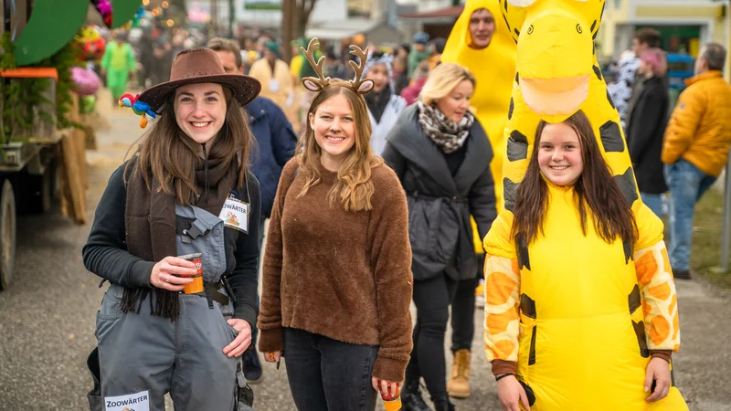 RawmanPictures - Sebastian Schiefermayr | Faschingsumzug Weißkirchen | Karnevalskostüme beim Straßenumzug: Vielfalt und Freude in der Fotografie.