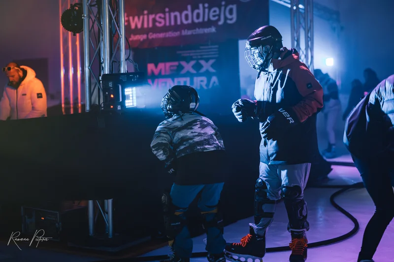 RawmanPictures - Sebastian Schiefermayr | Eisdisco Saisonfinale 2024 | Abendveranstaltung mit Eishockeyspielern, farbenfrohe Lichter, sportlicher Eventfotografie.