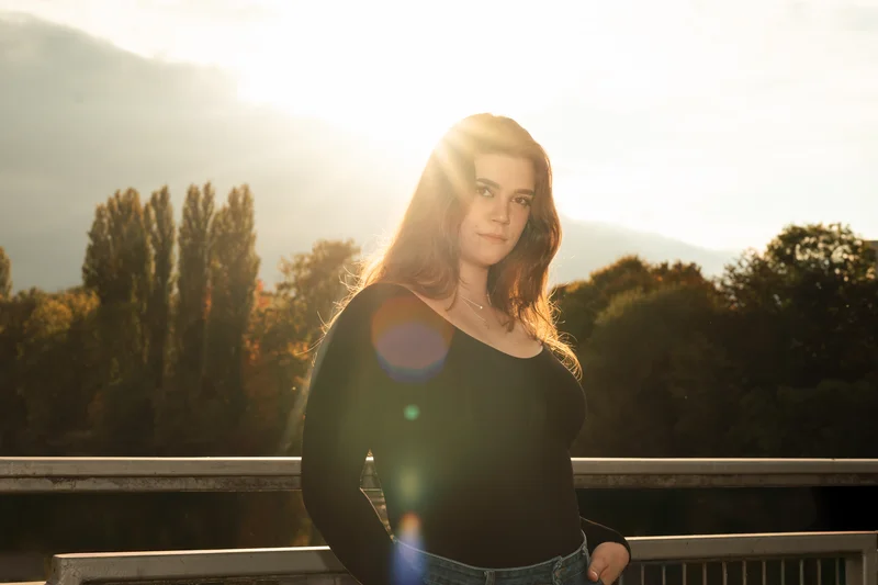 RawmanPictures - Sebastian Schiefermayr | Portraitshooting Vanessa S. | Porträtfotografie im Gegenlicht: Stimmungsvoll in der Natur für einzigartige Momente.