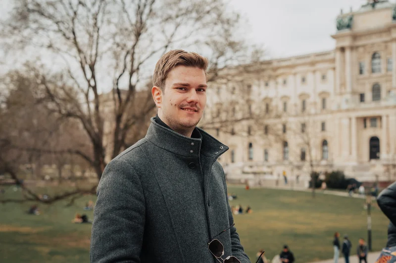 RawmanPictures - Sebastian Schiefermayr | Daytrip Wien | Outdoor-Portrait in der Stadt: Moderne Fotografie für natürliche Momente.