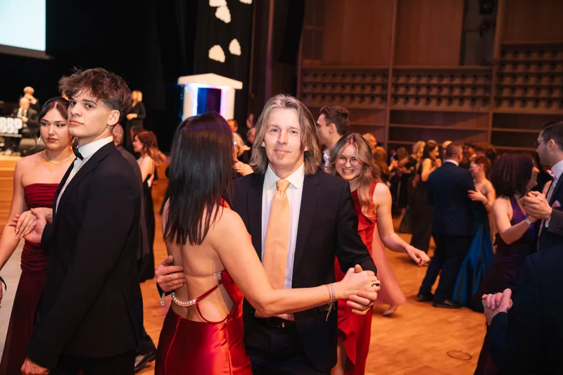 RawmanPictures - Sebastian Schiefermayr | Maturaball HTL1 | Tanzball-Event: Elegante Abendgarderobe, stilvolle Gäste, festliche Atmosphäre, Fotografie.