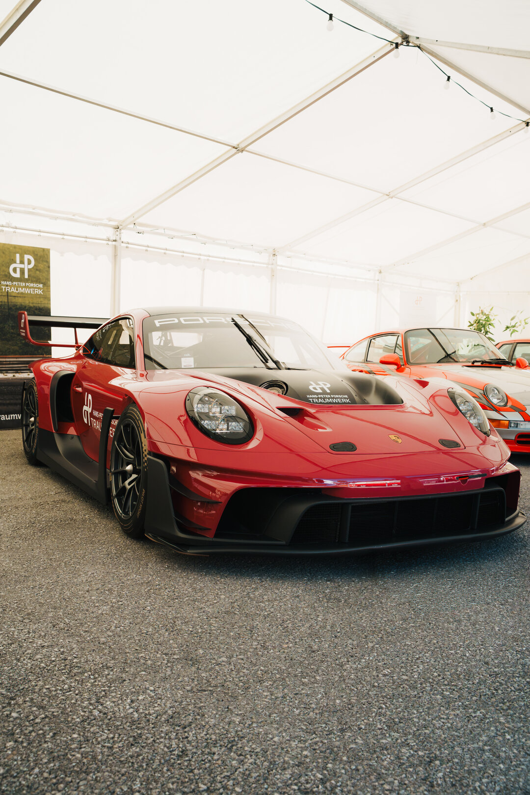 RawmanPictures - Sebastian Schiefermayr | Motortag 2026 | Roter Sportwagen unter Zelt, Motorsport-Event, professionelle Autofotografie, Rennsport.