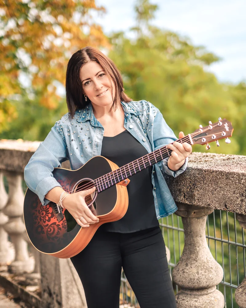 RawmanPictures - Sebastian Schiefermayr | Portraitshooting Tamara R. | Frau mit Gitarre im Freien, herbstliche Kulisse, Musikerporträtfotografie.