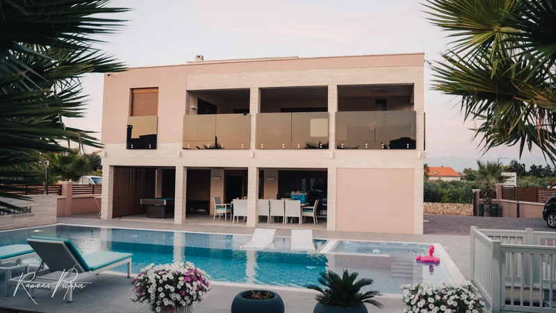 RawmanPictures - Sebastian Schiefermayr | Maturareise Kroatien | Luxuriöse Villa mit Pool und Palmen im Sonnenuntergang – perfekte Immobilienfotografie.