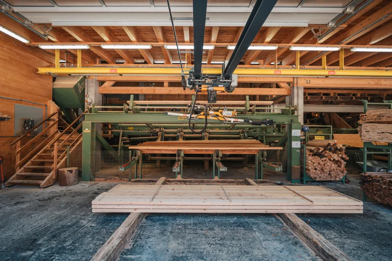 RawmanPictures - Sebastian Schiefermayr | Sägewerk Löberbauer | Moderne Holzbearbeitung in Werkstatt: Holzverarbeitung, Industriemaschinen, Schreinerei.