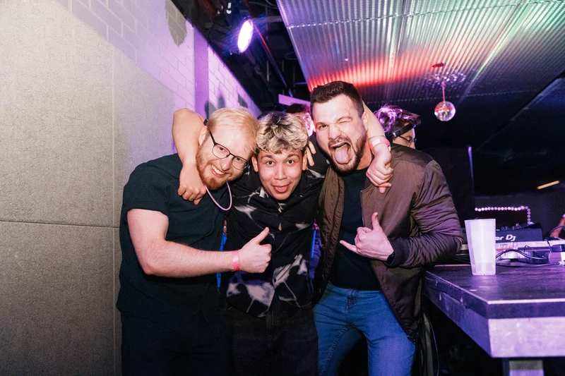 RawmanPictures - Sebastian Schiefermayr | JKU Mensafest | Junge Männer feiern im Club, lachend und posierend – Nachtleben Fotografie Event.