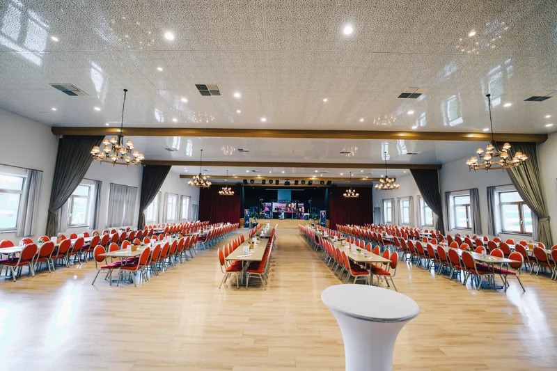 RawmanPictures - Sebastian Schiefermayr | Solong - Charity Event | Eleganter Veranstaltungsraum mit festlich gedeckten Tischen für Events und Hochzeiten.