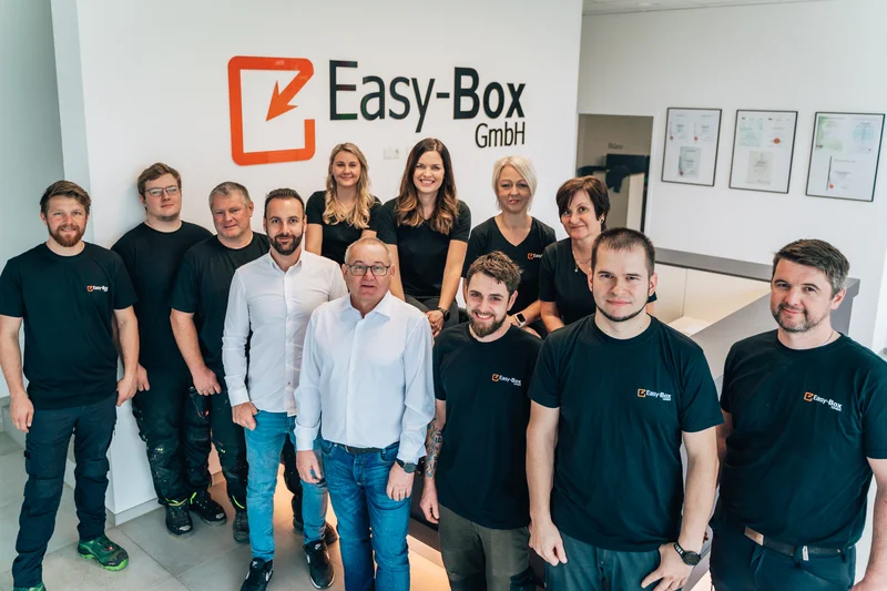 RawmanPictures - Sebastian Schiefermayr | Firmenshooting EasyBox GmbH | Mitarbeiterteam bei Easy-Box GmbH im Büroambiente. Unternehmensfotografie.