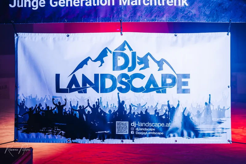 RawmanPictures - Sebastian Schiefermayr | Eisdisco Marchtrenk | Banner mit DJ-Logo und Website-URL für ein lebendiges Musik-Event.