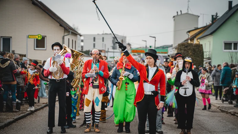 RawmanPictures - Sebastian Schiefermayr | Faschingsumzug Weißkirchen | Buntes Straßenfest mit verkleideten Musikern: Fröhlicher Karnevalsumzug in urbaner Kulisse.