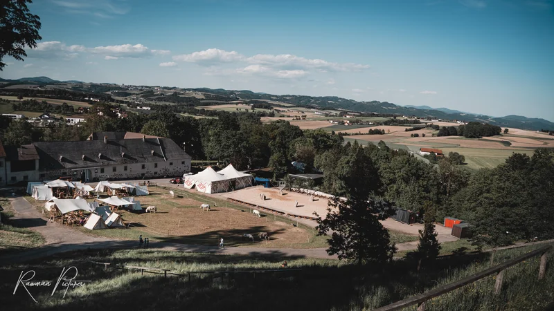 RawmanPictures - Sebastian Schiefermayr | Ritterturnier Burg Clam | Historisches Fest im ländlichen Panorama: Mittelaltermarkt, Natur, Geschichte, Outdoor-Veranstaltung.