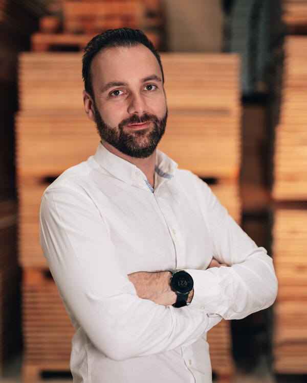 RawmanPictures - Sebastian Schiefermayr | Firmenshooting EasyBox GmbH | Entspanntes Porträt-Shooting im Holz-Lager: Natürliche Business-Fotografie mit authentischem Look.