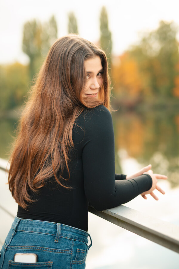 RawmanPictures - Sebastian Schiefermayr | Portraitshooting Vanessa S. | Portraitfotografie im Herbstlicht am Wasserufer für eindrucksvolle Naturkulissen.