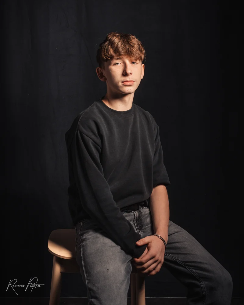 RawmanPictures - Sebastian Schiefermayr | Shooting OZON | Studio-Porträt eines jungen Mannes. Professionelle Fotografie mit sanfter Beleuchtung.