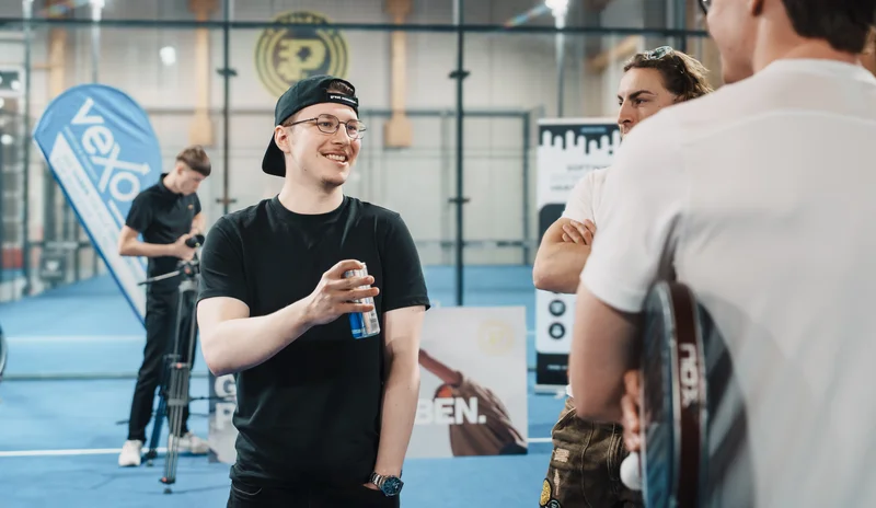 RawmanPictures - Sebastian Schiefermayr | Padelbase Videodreh | Altersgruppe in sportlicher Unterhaltung bei Indoor-Padel-Event.