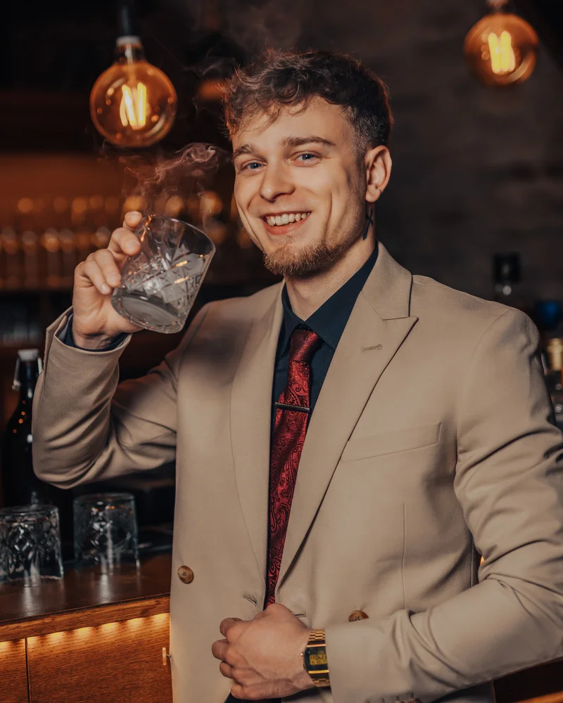 RawmanPictures - Sebastian Schiefermayr | Portraitshooting Kevin F. | Eleganter Abend in der Bar: Stimmungsvolle Porträtfotografie mit stilvoller Beleuchtung.