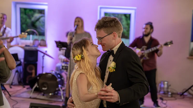 RawmanPictures - Sebastian Schiefermayr | Hochzeit Traude & Gerhard | Romantischer Hochzeitstanz mit Live-Band im Hintergrund, festgehalten in einem herzlichen Moment.