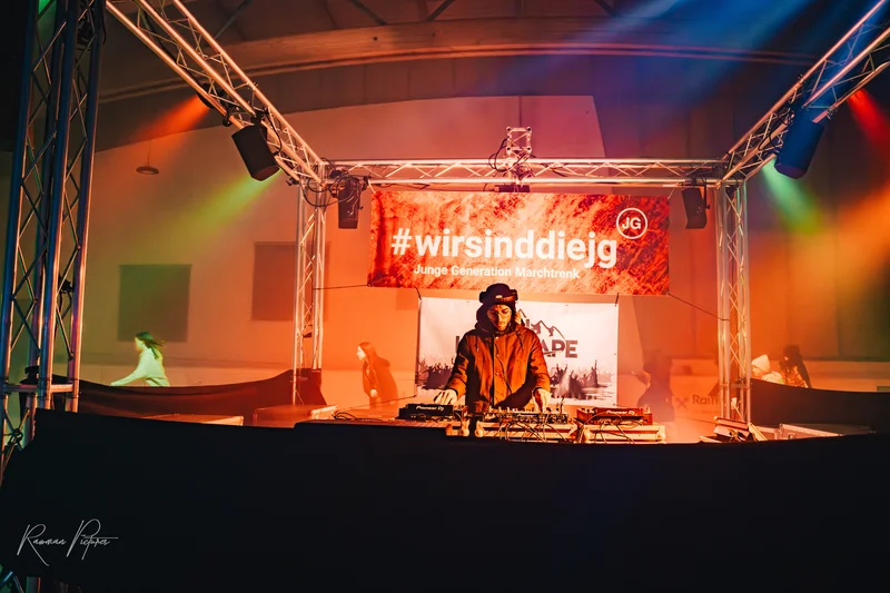 RawmanPictures - Sebastian Schiefermayr | Eisdisco Marchtrenk | DJ-Eventfotografie: Dynamische Beleuchtung und spannende Partystimmung einfangen.