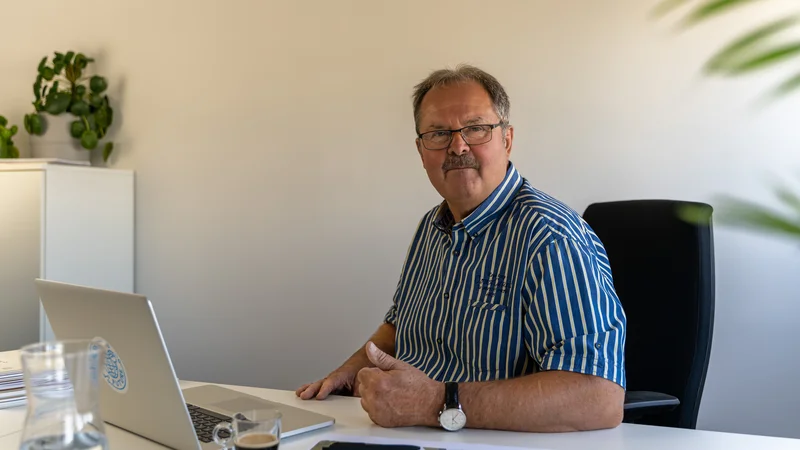 RawmanPictures - Sebastian Schiefermayr | Shooting Johannes Kaindlstorfer | Geschäftsmann am Schreibtisch, Laptop, Büro, Porträtfotografie, Business-Umgebung.