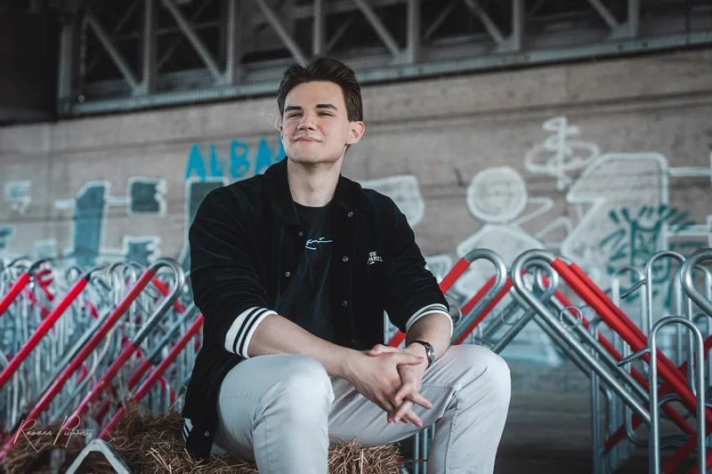 RawmanPictures - Sebastian Schiefermayr | Shooting Alex, Markus & Max | Moderner urbaner Portraitfotografie, junger Mann in moderner Umgebung. Perfekt inszeniert.