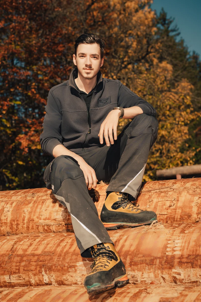 RawmanPictures - Sebastian Schiefermayr | Sägewerk Löberbauer | Outdoor-Porträt eines Mannes im Herbst, lässige Pose, natürliche Hintergrundfarben.
