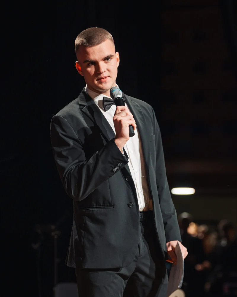 RawmanPictures - Sebastian Schiefermayr | Maturaball HTL1 | Eventfotografie: Eleganter Redner in Aktion auf der Bühne. Professionelle Veranstaltungsfotografie.