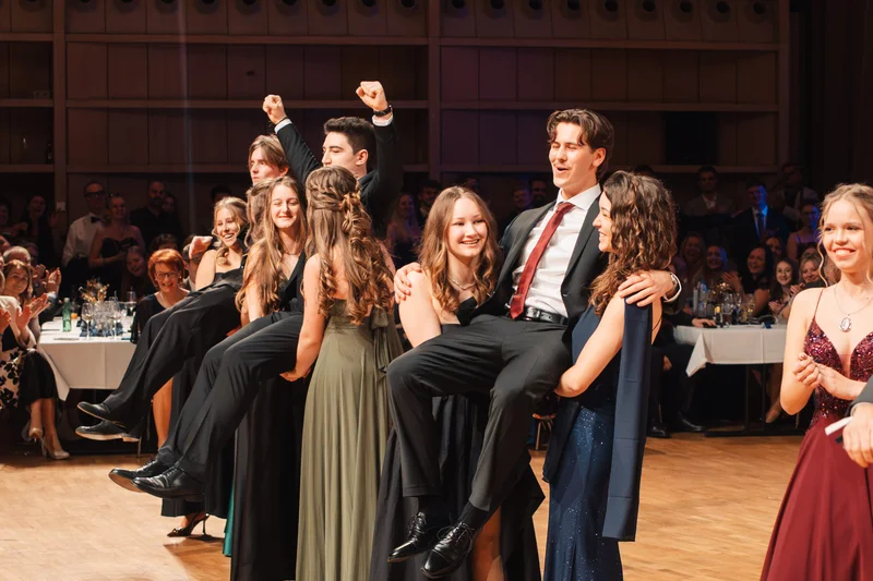 RawmanPictures - Sebastian Schiefermayr | Maturaball HTL1 | Elegant gefeierte Tanzveranstaltung, Gruppenfoto, festliche Abendkleidung, ausgelassene Stimmung.