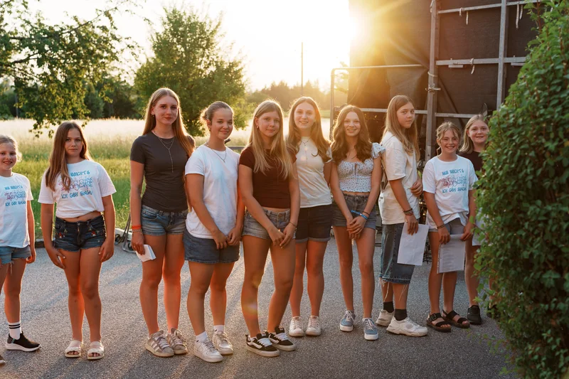 RawmanPictures - Sebastian Schiefermayr | Singkreis-Sundowner  | Gruppe von Jugendlichen im Sonnenuntergang, Sommerabend, Outdoorfotografie, authentische Momente.