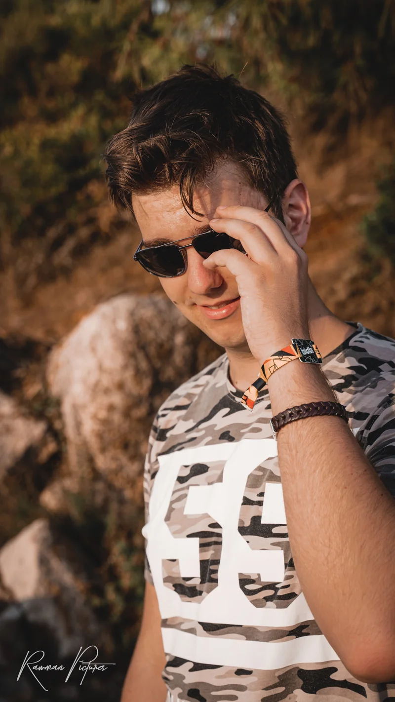 RawmanPictures - Sebastian Schiefermayr | Maturareise Kroatien | Portraitfotografie im Freien, Sonnenlicht, natürliche Umgebung, stilvolle Kleidung.