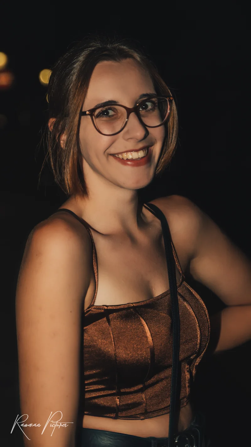 RawmanPictures - Sebastian Schiefermayr | Chioggia 2022 | Porträtfotografie einer lächelnden Frau bei Nacht, emotionale Ausdruckstärke.