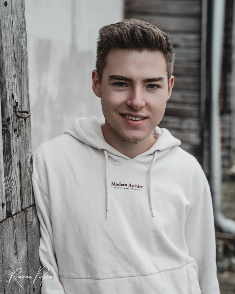 RawmanPictures - Sebastian Schiefermayr | Shooting Julian S. | Lifestyle Portraitfotografie: Authentische Outdoor-Jugendportraits.