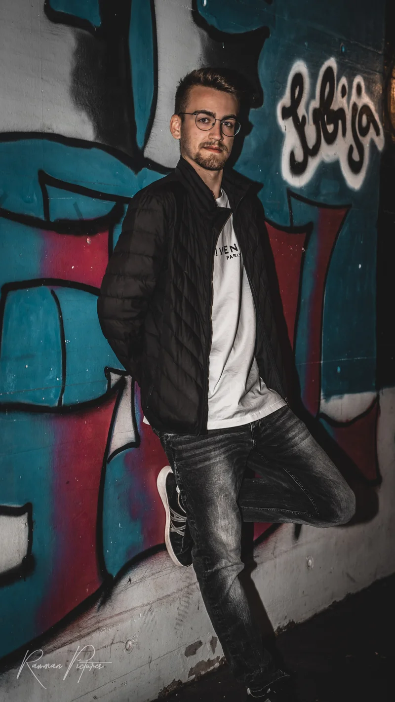 RawmanPictures - Sebastian Schiefermayr | Shooting Philipp B. | Junger Mann vor Graffiti-Wand in urbanem Stil. Streetstyle Fotografie, urban, modern, selbstbewusst.