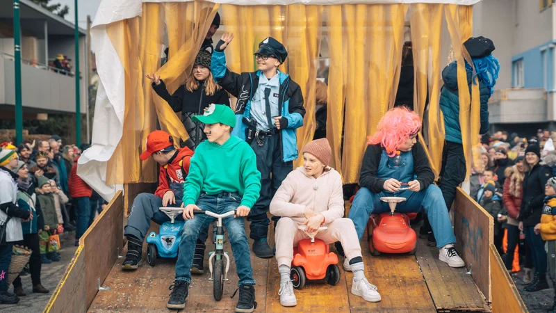 RawmanPictures - Sebastian Schiefermayr | Faschingsumzug Weißkirchen | Kinderkarnevalsumzug, bunte Kostüme, kreative Verkleidung, fröhliche Atmosphäre, Straßenfest.