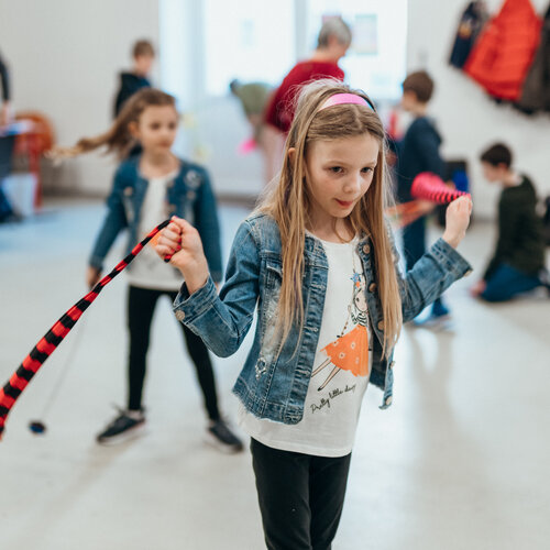RawmanPictures - Sebastian Schiefermayr | Jonglierworkshop Marchtrenk | Junge Mädchen beim Spielen drinnen, Kinderfotografie, unbeschwerte Momente festhalten.
