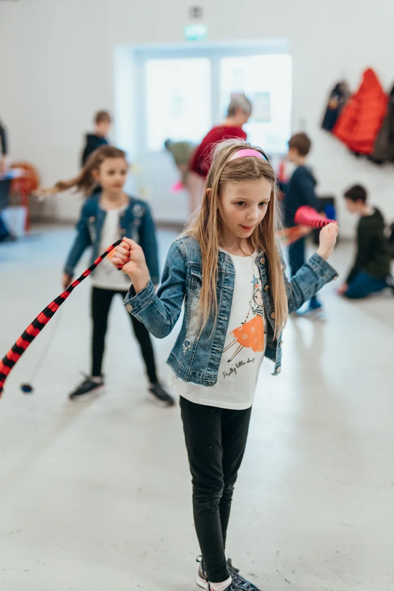 RawmanPictures - Sebastian Schiefermayr | Jonglierworkshop Marchtrenk | Junge Mädchen beim Spielen drinnen, Kinderfotografie, unbeschwerte Momente festhalten.