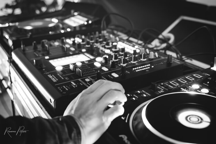RawmanPictures - Sebastian Schiefermayr | Eisdisco Marchtrenk | DJ-Mischpult in Aktion: Kreative Musik-Performance, Club-Event-Fotografie.