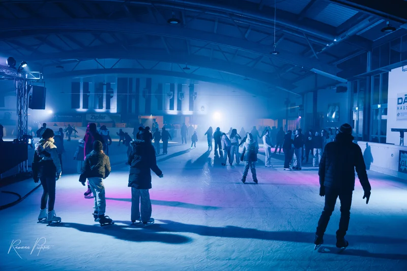 RawmanPictures - Sebastian Schiefermayr | Eisdisco Saisonfinale 2024 | Eisbahn-Abenteuer in stimmungsvollem Licht, perfekte Momente beim Eislaufen eingefangen.