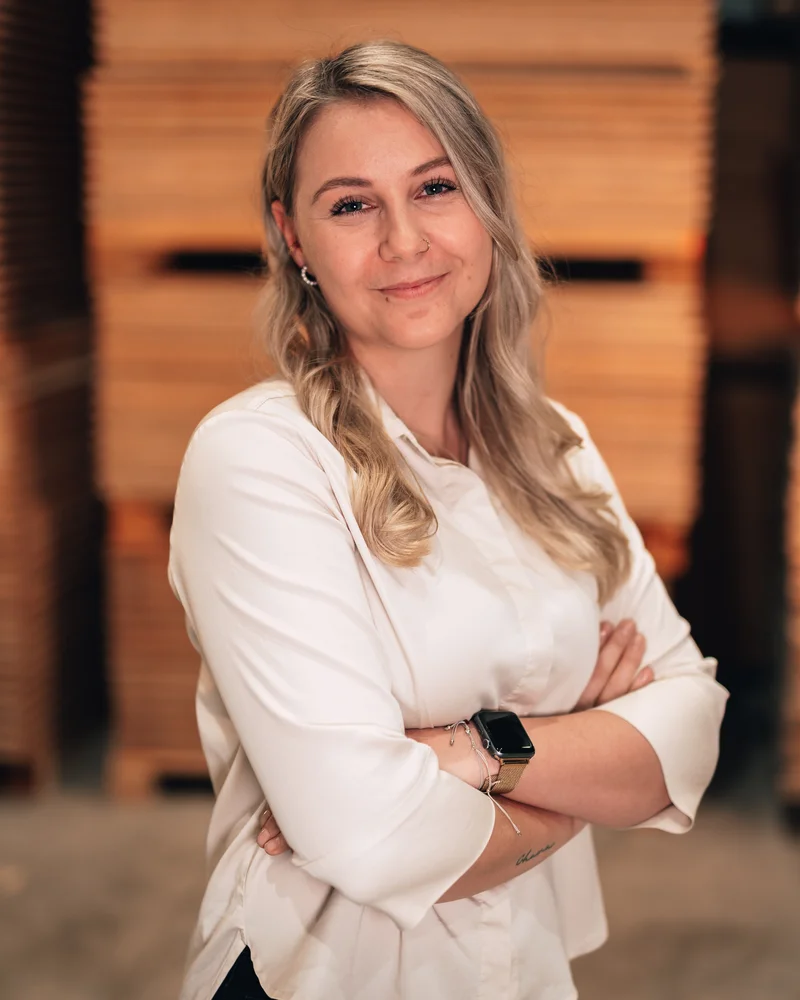 RawmanPictures - Sebastian Schiefermayr | Firmenshooting EasyBox GmbH | Dieses Porträt einer Frau vor Holzhintergrund zeigt professionelles, warmes Fotografie-Handwerk.