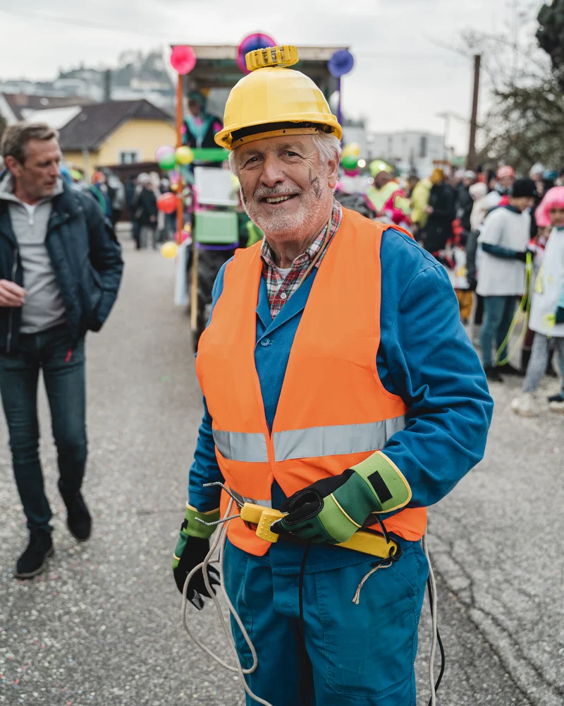 RawmanPictures - Sebastian Schiefermayr | Faschingsumzug Weißkirchen | Festlicher Umzug: Fröhliche Straßenszene voller Farbe und Glück bei Karnevalsfeier.